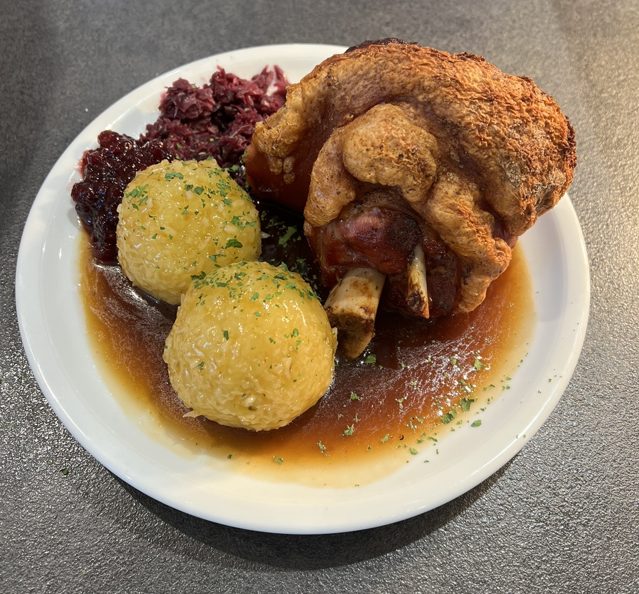 1/2 Schweinshaxe mit Knödel