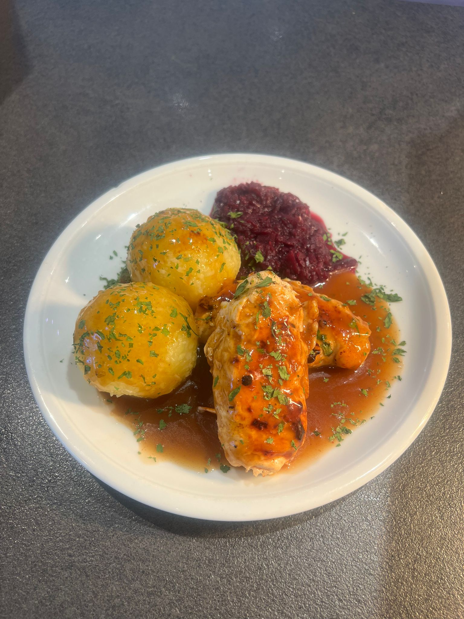 Schweine Rückensteak gefüllt  mit Käse und Beilage