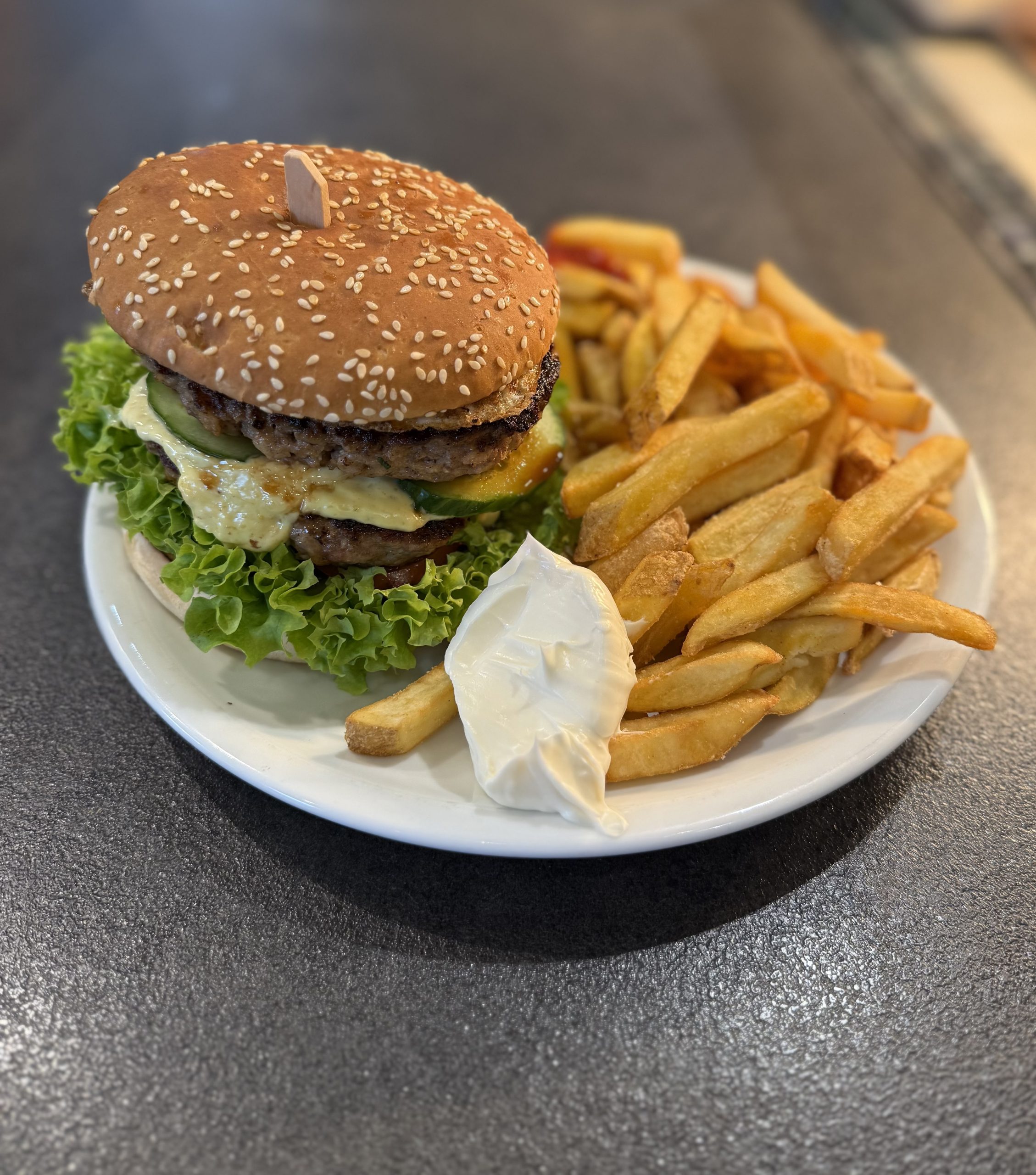 Hausgemachter Burger mit Beilage